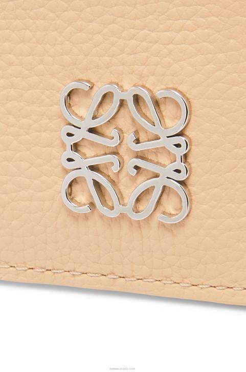 Loewe Anagram square cardholder in pebble grain calfskin with chain 688V1368 Women Nude