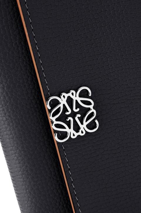 Loewe Anagram small vertical wallet in pebble grain calfskin 688V1246 Women Black