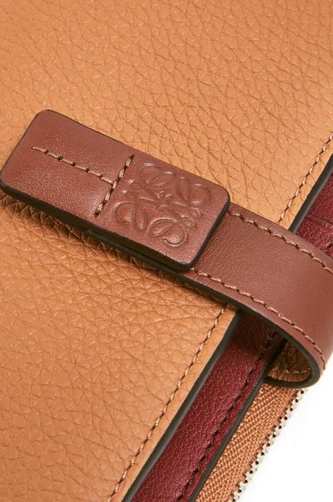 Loewe Slim zip bifold wallet in soft grained calfskin 688V1255 Women Light Caramel/Pecan